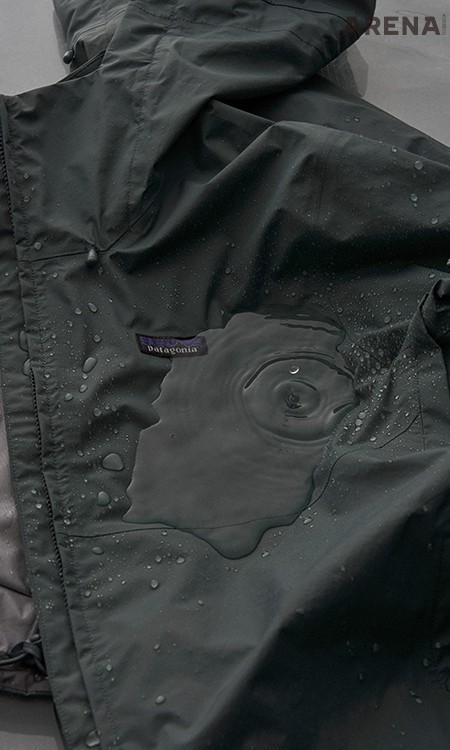 하루 종일 내리는 비도 거뜬하게 버틸 만큼 방수와 투습 기능이 뛰어난 레인재킷 30만9000원 파타고니아 제품.