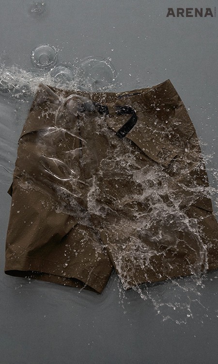 탄탄한 방수 기능을 갖춘 테크니컬 소재의 버뮤다팬츠 가격미정 로로피아나 제품.