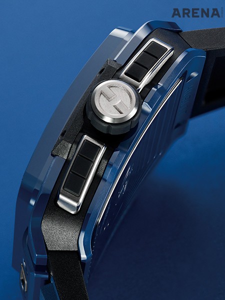 케이스 측면. 세라믹, 고무,
티타늄에 유광과 무광 처리를
번갈아 하면서도 전체적인 톤과
색감을 유지했다.