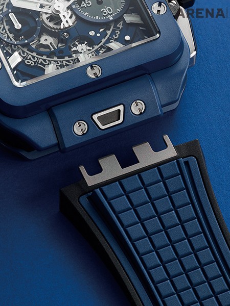 6시 방향 하단의 사다리꼴
버튼을 누르면 간단하게
스트랩을 갈아 끼울 수 있다.