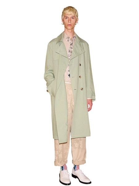 폴 스미스 프레젠테이션에서 공개한 파스텔 톤의 오버사이즈 트렌치코트.  