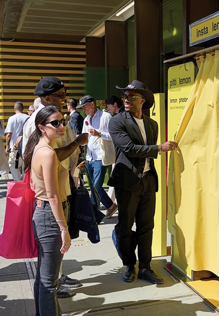 사진 부스 앞에서 차례를 기다리는 사람들.