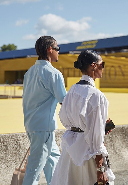 노란색으로 물든 포르테차 다 바소의 중앙 광장을 지나가는 사람들.