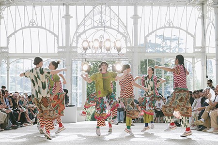 독특한 퍼포먼스로 시작된 피에르 루이 마샤 쇼.