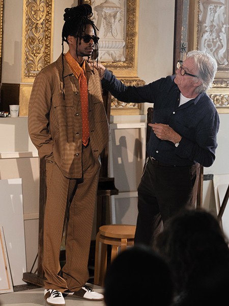 프레젠테이션 현장에서 룩에 대해 직접 설명하는 폴 스미스.