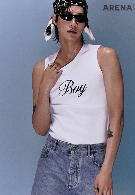 오른손 검지에 착용한 퀼팅 모티브의 18K 화이트 골드 소재 코코 크러쉬 라지 링 600만원대·중지에 착용한 퀼팅 모티브의 18K 화이트 골드 소재
코코 크러쉬 스몰 링 400만원대·약지에 착용한 퀼팅 모티프의 18K 옐로 골드 소재 코코 크러쉬 미니 링 200만원대·왼손 엄지에 착용한 퀼팅 모티브의 18K
화이트 골드 소재 코코 크러쉬 스몰 링 400만원대·퀼팅 모티브의 18K 베이지 골드 소재 코코 크러쉬 스몰 링 400만원대 모두 샤넬 화인 주얼리 제품.
레터링 자수 탱크톱 4만9000원 프롬아를, 데님 쇼츠 가격미정 보테가 베네타, 나뭇잎 프린트 스카프 가격미정 생 로랑 by 안토니 바카렐로, 선글라스
가격미정 발렌시아가 제품.