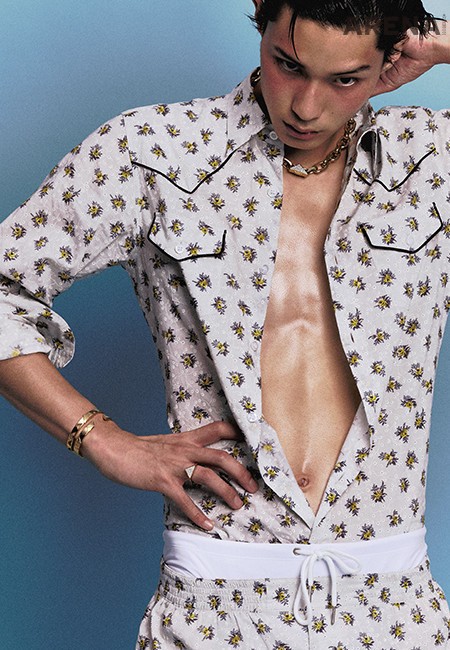 프라다의 아이코닉한 트라이앵글 장식을 더한 옐로 골드 소재의 이터널 골드 체인 네크리스·기하학적인 패턴의 옐로 골드 소재 이터널 골드 뱅글
브레이슬릿·컷아웃 디자인이 돋보이는 이터널 골드 컷아웃 뱅글 브레이슬릿·옐로 골드 소재에 다이아몬드를 세팅한 이터널 골드 시그넷 링 모두 가격미정
프라다 파인 주얼리 제품.
파이핑 디테일 셔츠·플로럴 패턴 쇼츠 모두 가격미정 프라다, 흰색 스윔 브리프 4만7000원 마이 홈식 제품.