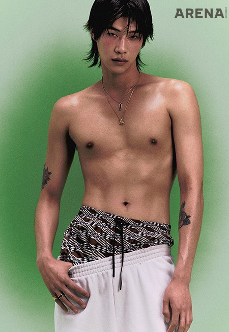 옐로 골드와 티타늄 소재의 레 가스통 비통 스몰 태그 펜던트·18K 옐로 골드 소재에 다이아몬드를 세팅한 LV 볼트 원
펜던트·약지에 착용한 레 가스통 비통 스몰 링·소지에 착용한 LV 볼트 원 밴드 링 모두 가격미정 루이 비통 파인 주얼리 제품.
그래픽적인 패턴이 돋보이는 나일론 스윔 쇼츠 100만원대 펜디, 스웨트 팬츠 가격미정 발렌시가아 제품.