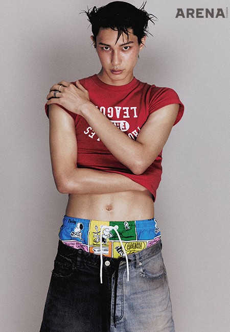 약지에 착용한 거친 질감이 돋보이는 화이트 골드 소재의 마크리 포 맨 이터넬레 링 400만원대·옐로 골드와 화이트 골드가 조화로운 페디
이터넬레 링 200만원대 모두 부첼라티, 로즈 골드 소재에 다이아몬드를 세팅한 쉔 당크르 디바인 이어커프 가격미정 에르메스 제품.
크롭트 티셔츠 5만9000원 프롬아를, 하이브리드 데님 팬츠 가격미정 발렌시아가, 스누피 프린트 스윔 쇼츠 에디터 소장품.