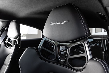 헤드레스트에는 터보 GT의 로고를 새겨 넣었다.