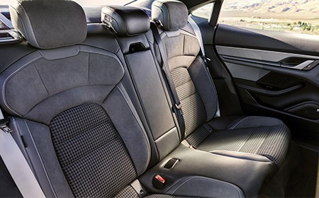 시트 소재와 형태는 스포츠카를 연상시킨다.