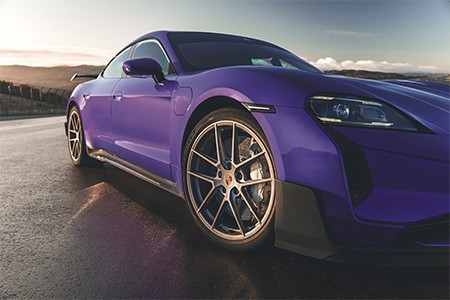 세라믹 브레이크를 효과적으로 냉각할 수 있도록 21인치 초경량 단조 휠을 디자인했다. 