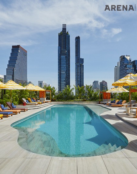 하늘과 맞닿은 빌딩숲 사이의
수영장 ‘더 풀(The Pool)’.