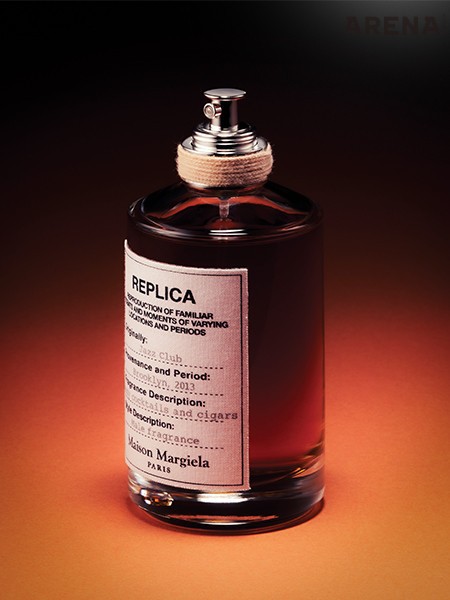 칵테일과 시가의 향이 뒤섞인 재즈 클럽처럼 달큰하고 스모키한 향취가 도드라지는 재즈클럽 100mL 17만5000원 메종 마르지엘라 제품.