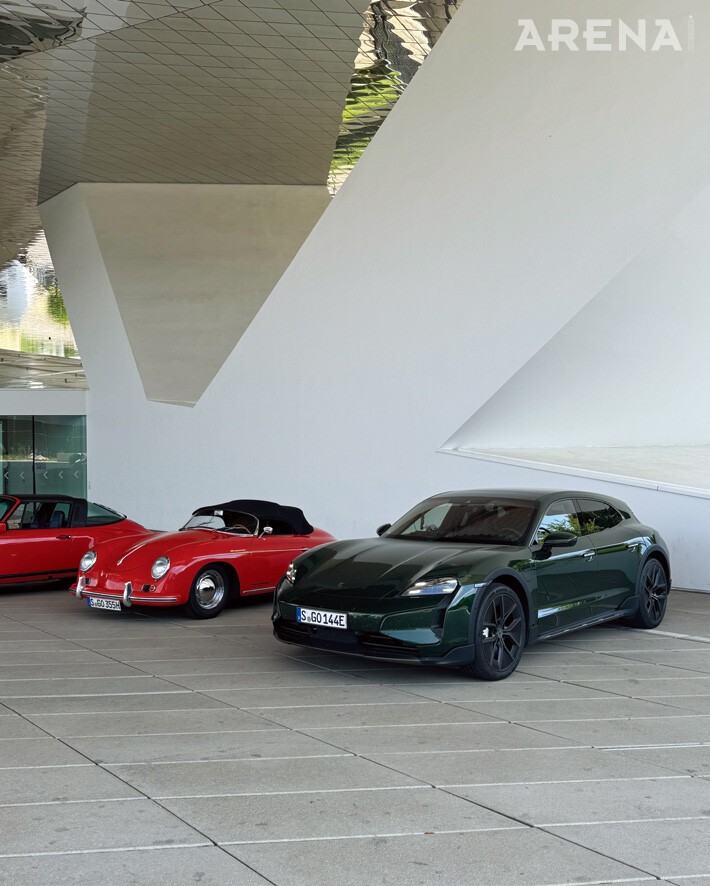 클래식 포르쉐와 최신식 포르쉐.