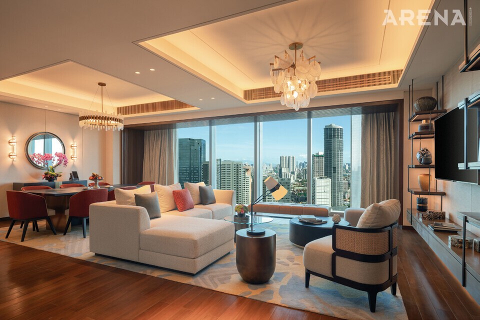 도시 경관이 내려다보이는프리미어 스위트 객실.