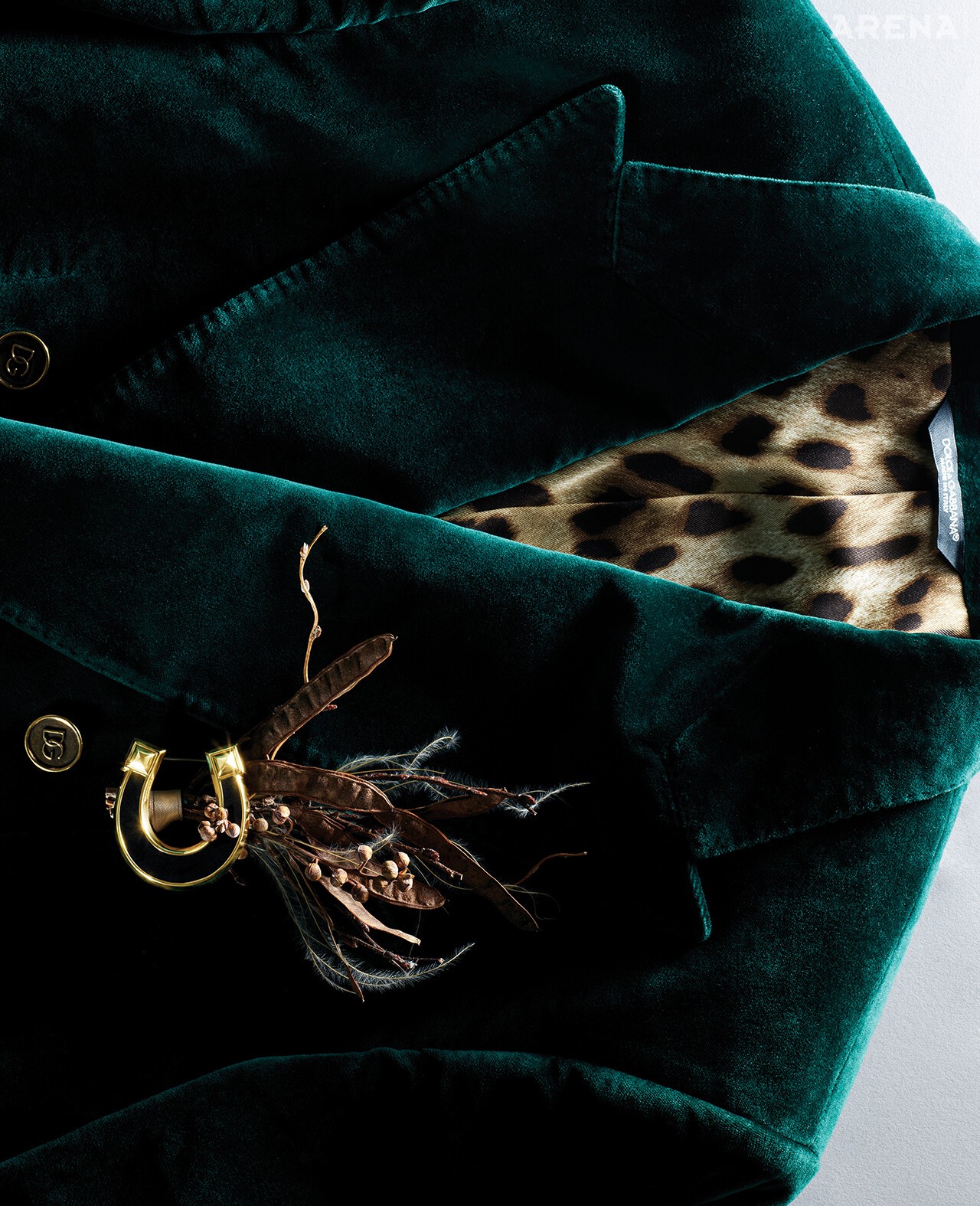 카프스킨과 브라스 소재의 말발굽 모티브 브로치 가격미정 에르메스, 벨벳 더블브레스트 재킷 505만원 돌체앤가바나 제품.