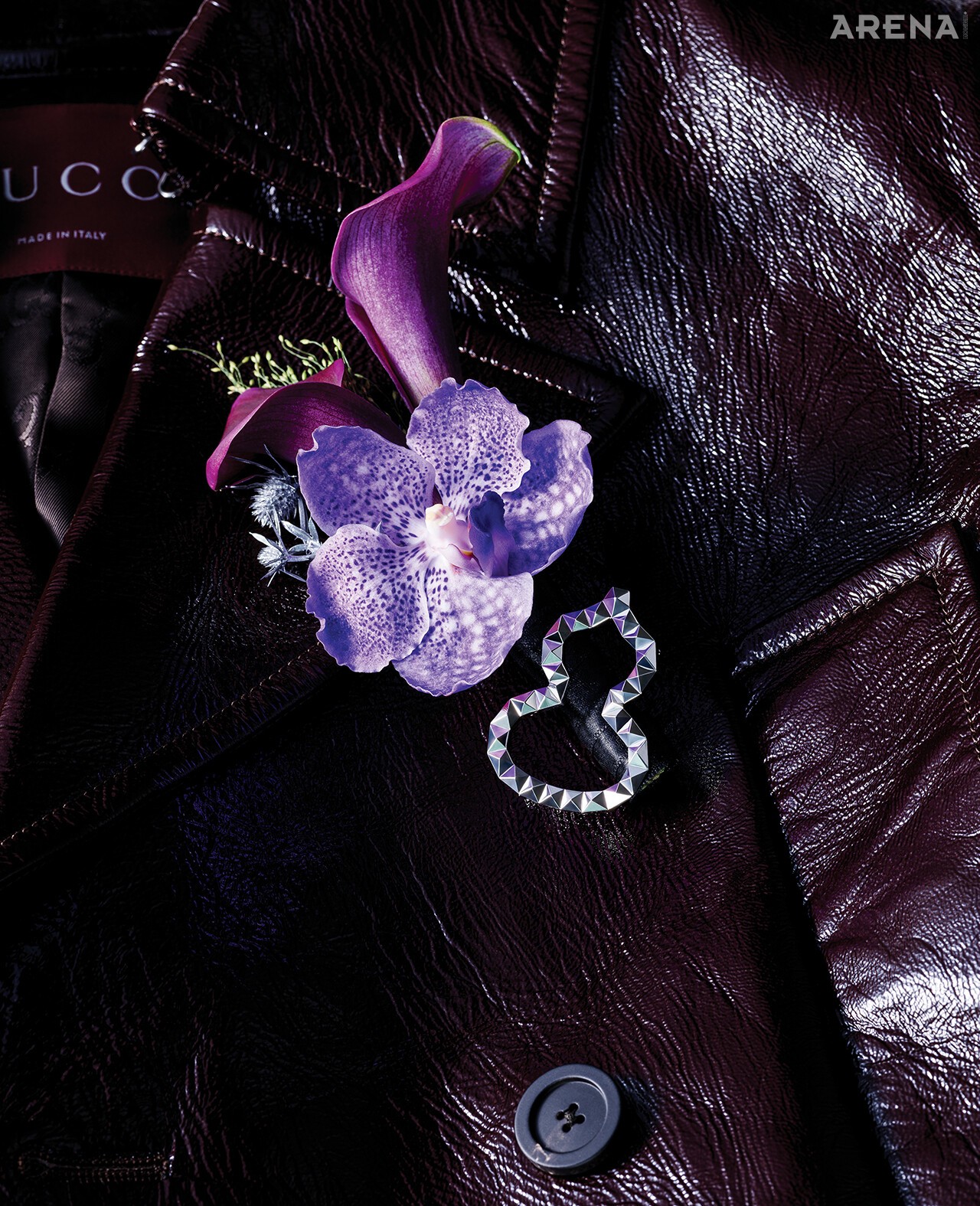 화이트 골드 소재의 울루 브로치 561만원 키린, 샤이니 레더 크롭트 재킷 가격미정 구찌 제품.