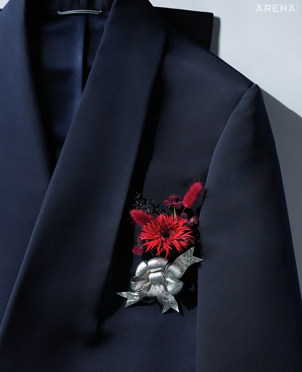 플라워 모티브 실버 브로치·턱시도 재킷 모두 가격미정 디올 맨 제품. 