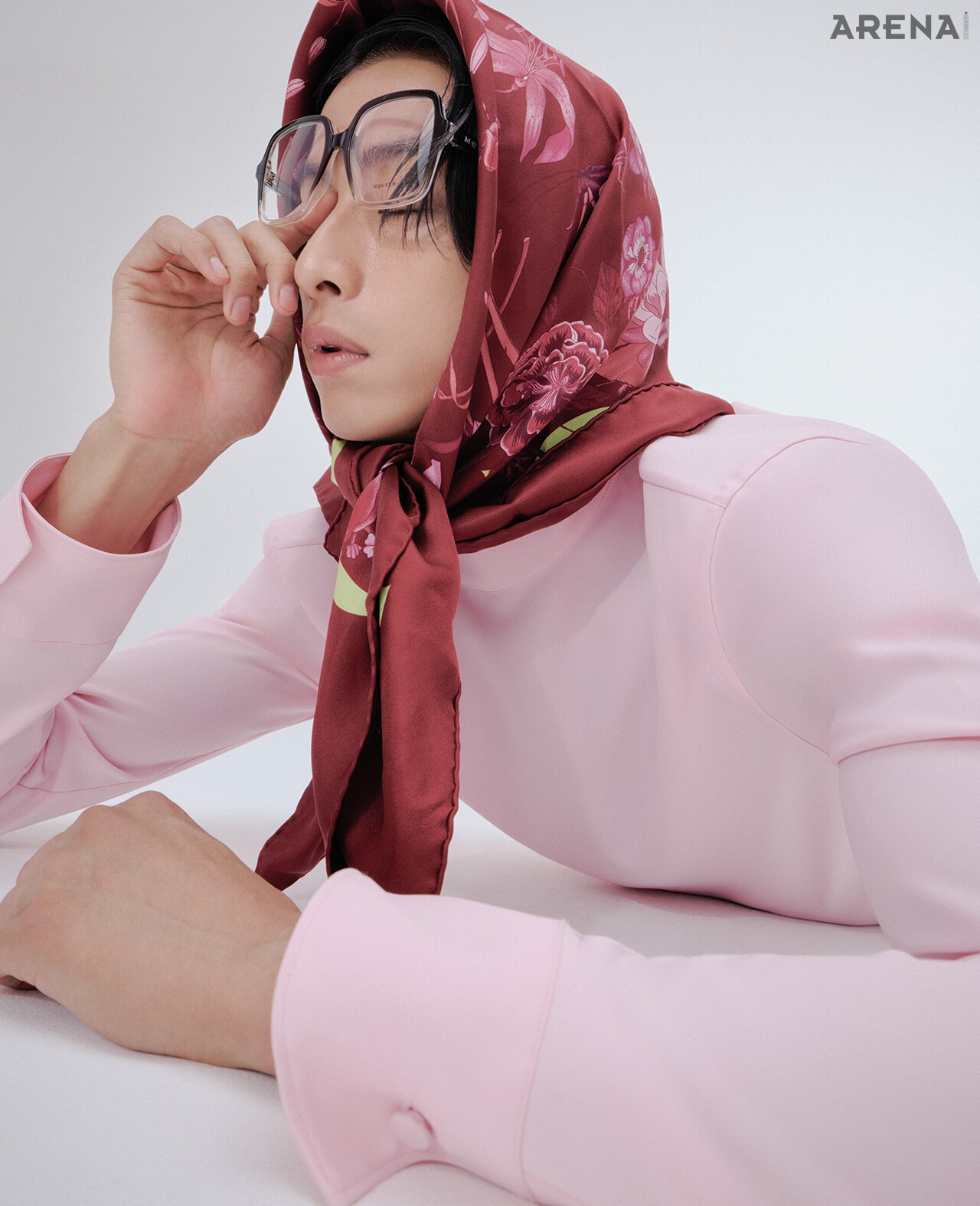 플로럴 프린트 스카프·모크넥 셔츠 모두 가격미정 구찌, 그러데이션 프레임 안경 가격미정 맥퀸 제품. 