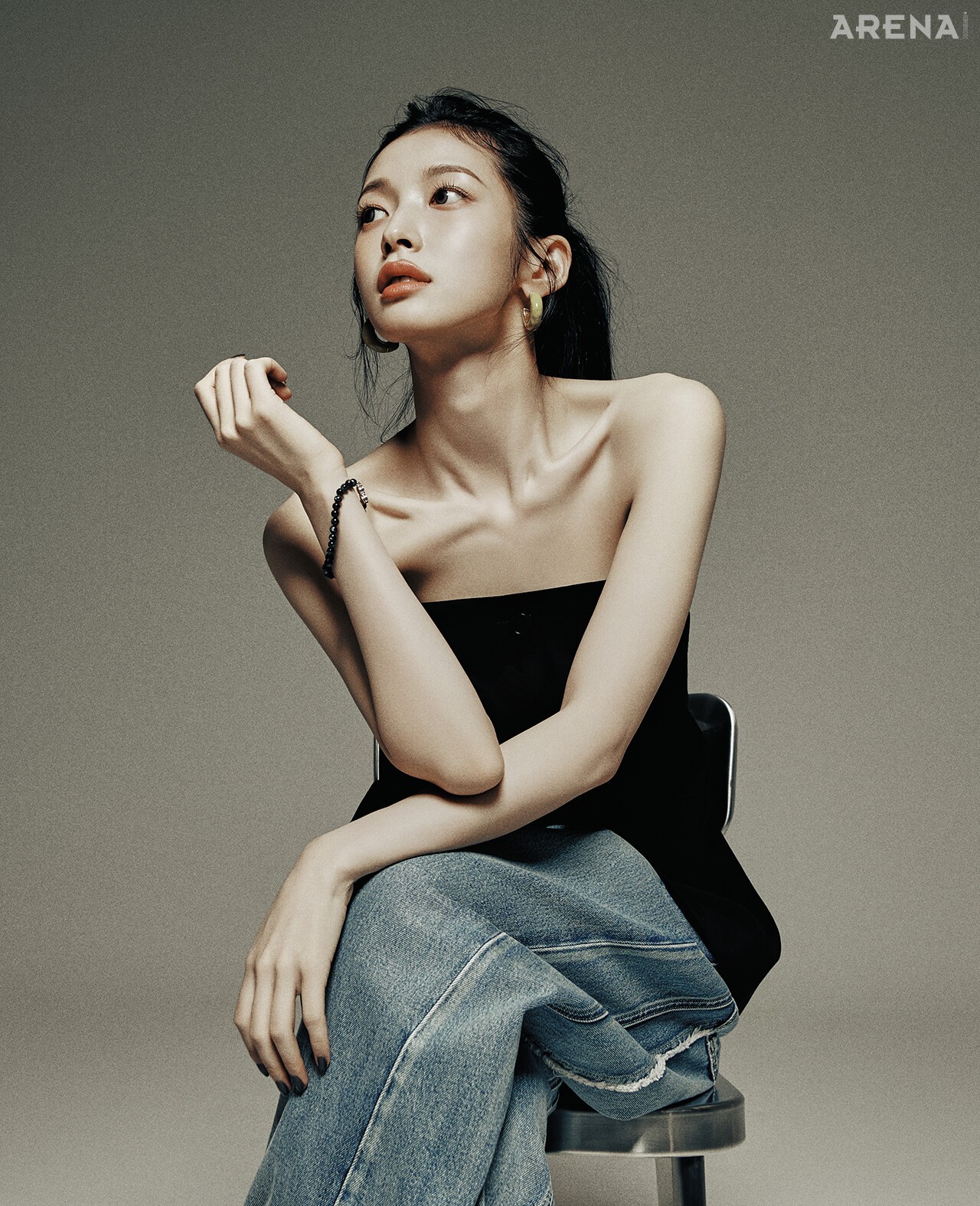 블랙 컬러 톱 막스마라, 데님 팬츠 스티치 컴스 블루, 이어링 아미, 브레이슬릿 톰 우드 제품.