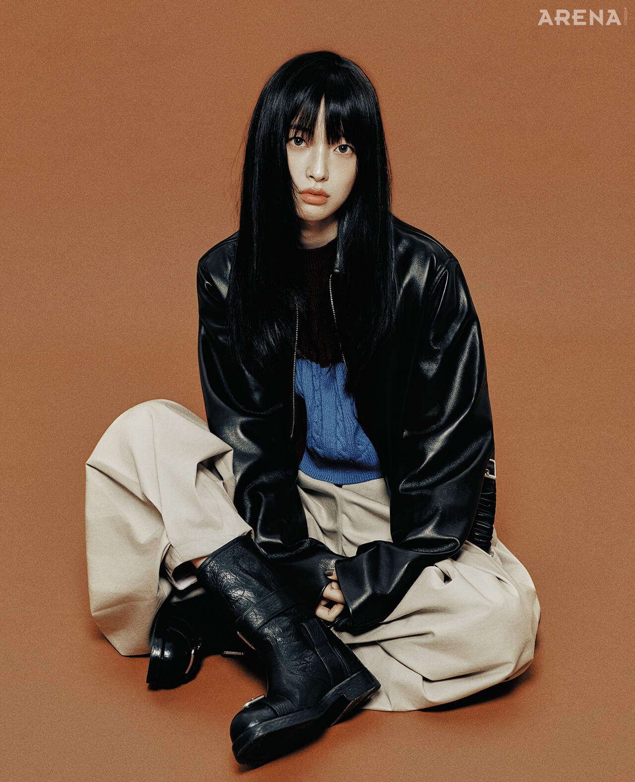 가죽 재킷·니트·팬츠 모두 로에베, 워크 부츠 돌체앤가바나 제품.