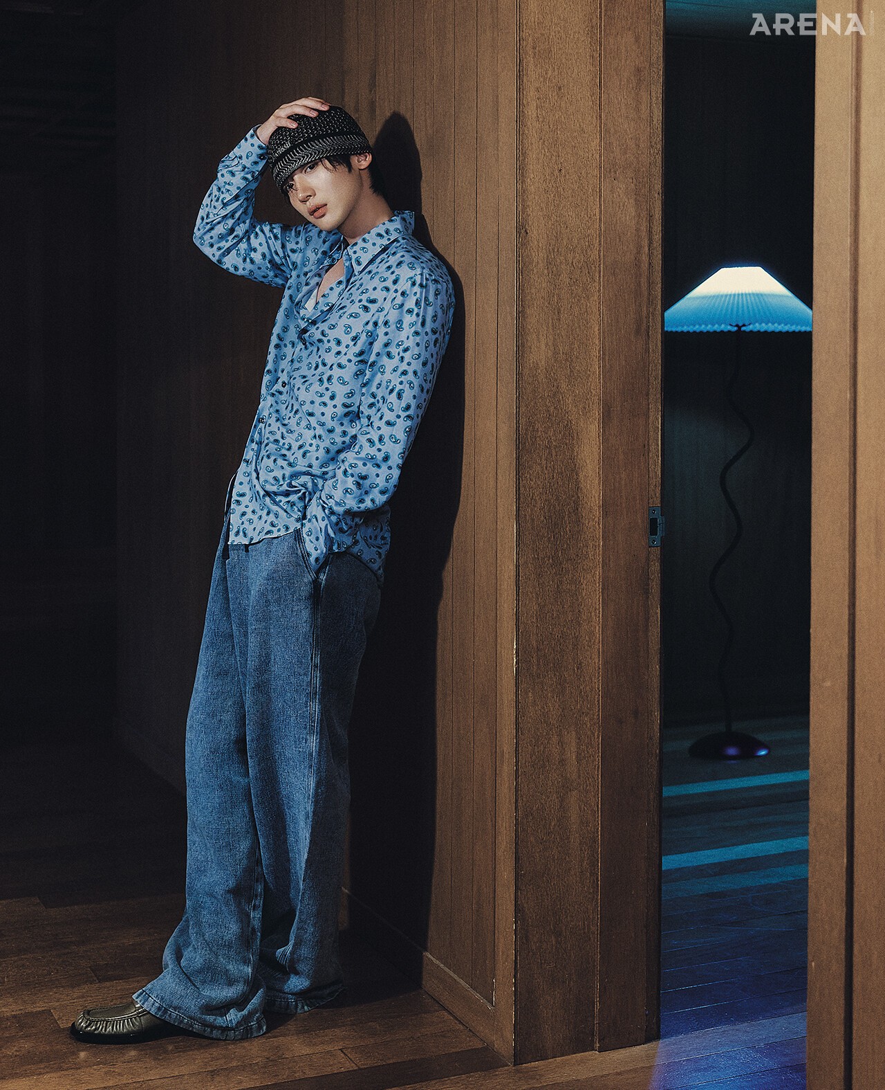 셔츠 폴 스미스, 데님 팬츠 로에베, 로퍼 질 샌더, 비니 어티슈 제품. 