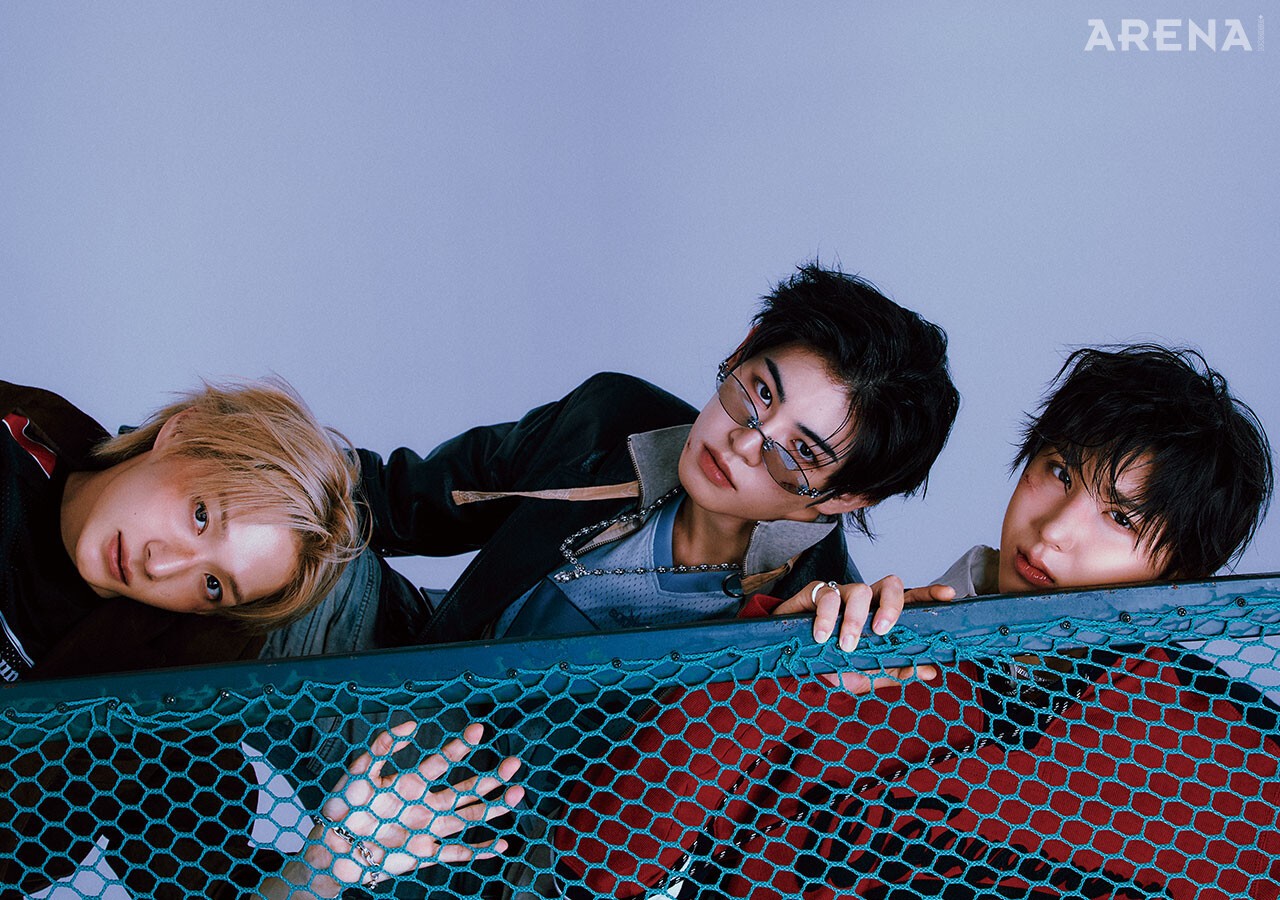 동화 톱 이피티, 브레이슬릿 크롬하츠, 재킷 스타일리스트 소장품. 민제 레더 재킷 언지미크, 집업 톱 비비안 웨스트우드, 이너 톱 썬러브, 팬츠 디젤, 안경 젠틀몬스터, 네크리스·링 모두 크롬하츠 제품.주왕 스웨트 셔츠·셔츠 모두 우영미, 네크리스 스와로브스키, 링 티링제이 제품. 