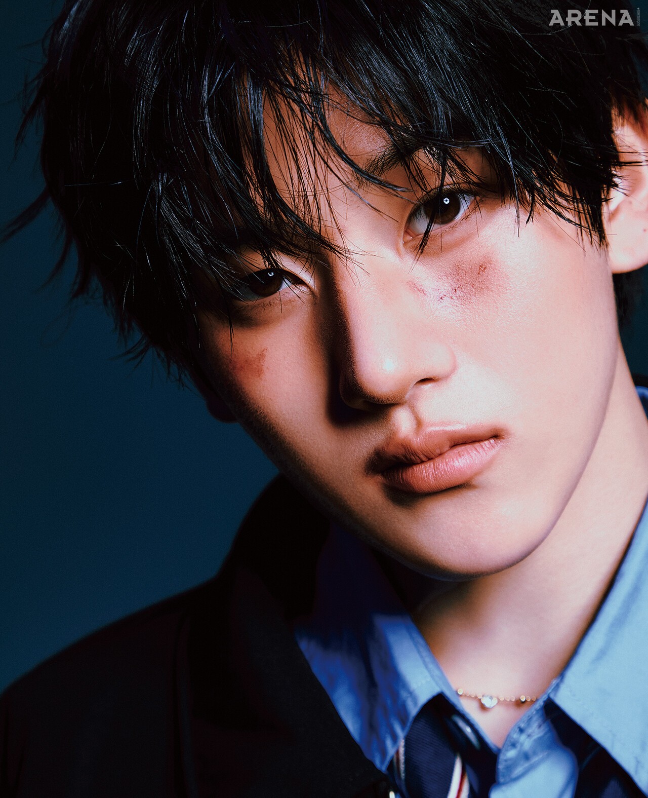 계훈 재킷 드롤 드 무슈, 네크리스 스와로브스키, 셔츠·타이 모두 스타일리스트 소장품.