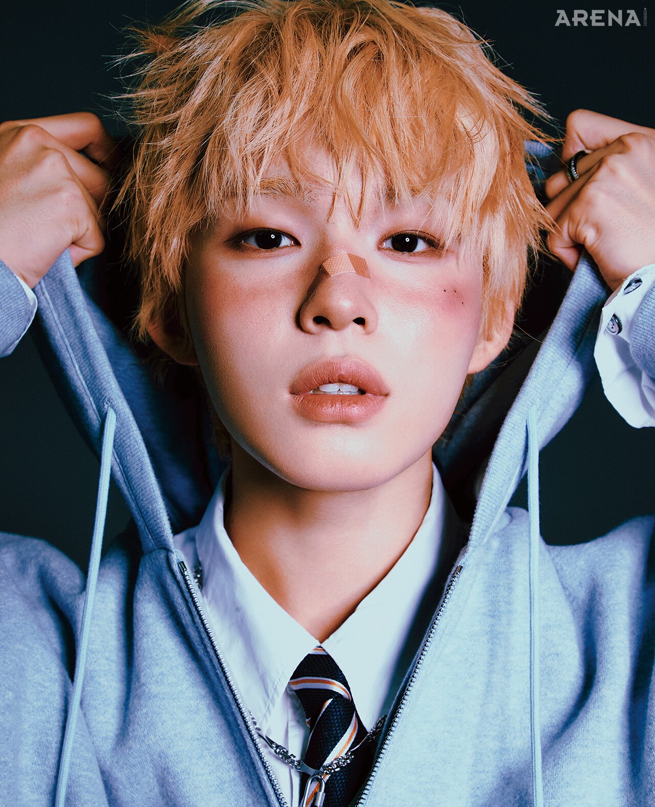 케이주 집업 후디 톰브라운, 네크리스 레인세인, 링 블랙퍼플, 셔츠·타이 모두 스타일리스트 소장품. 