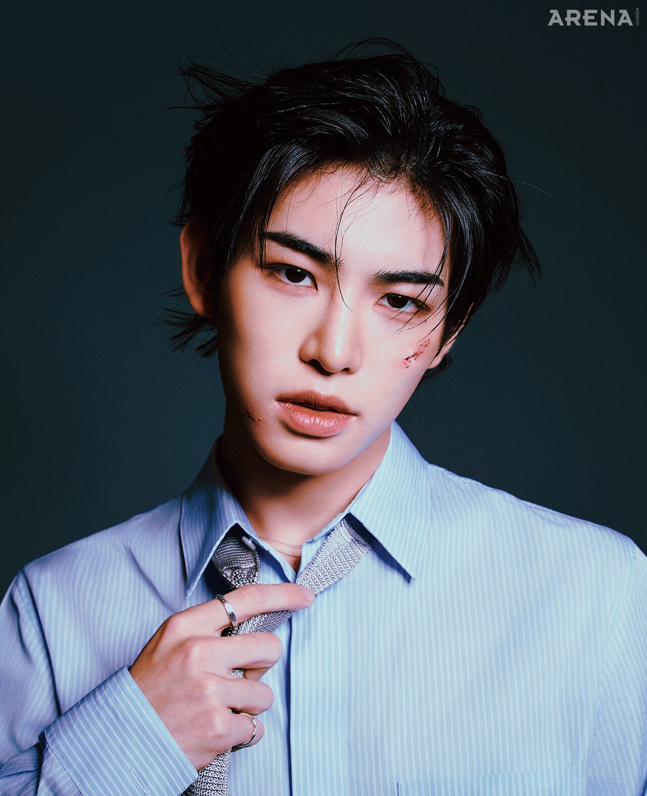 민제 셔츠·타이 모두 디올 맨, 네크리스·링 모두 스타일리스트 소장품.