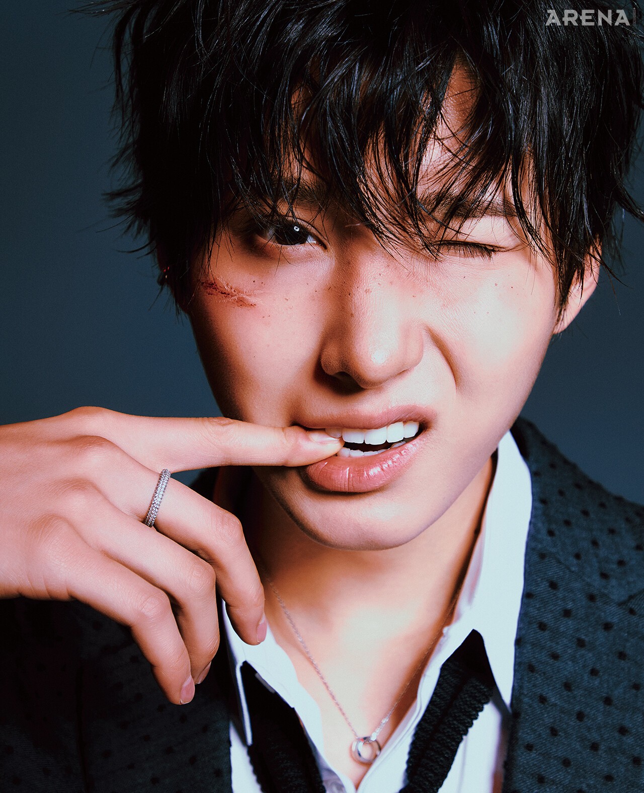 주왕 재킷·셔츠·타이 모두 디올 맨, 네크리스·링 모두 다니엘 웰링턴, 이어 커프 스타일리스트 소장품.