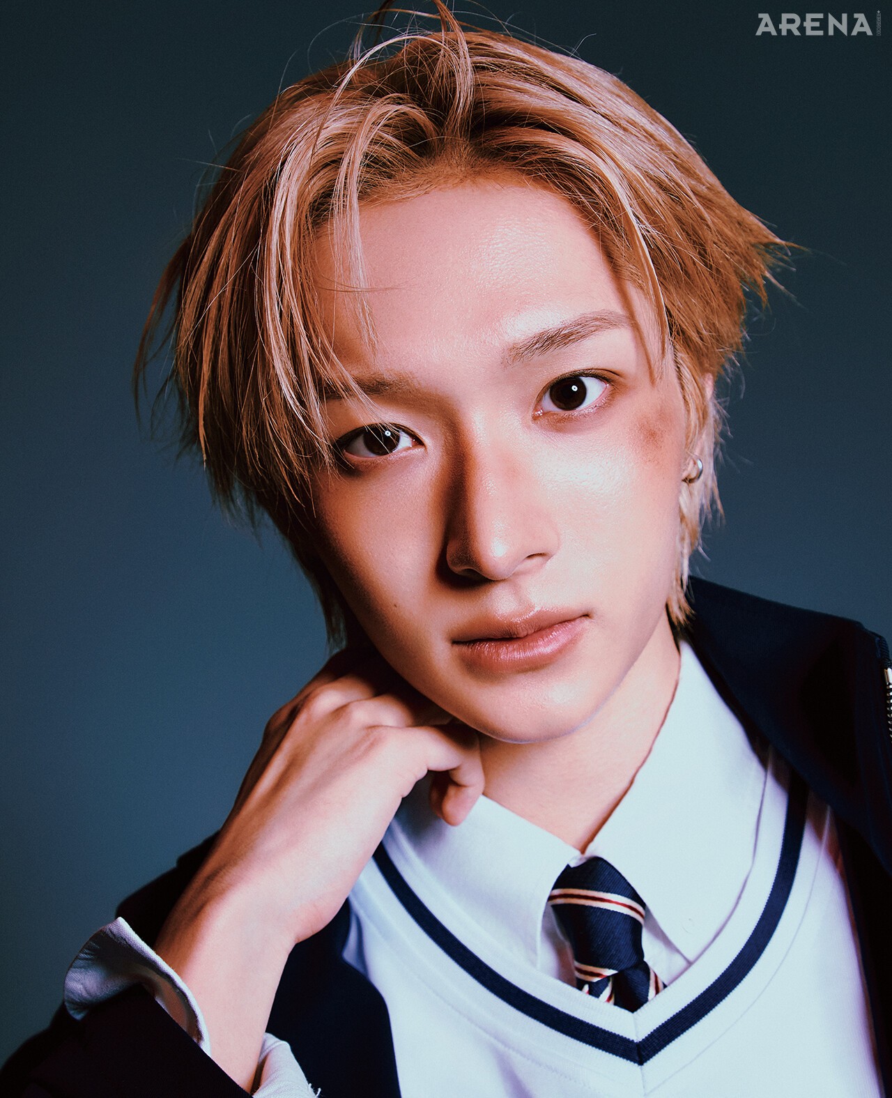 동화 재킷 로에베, 이너 톱 뉴에라, 셔츠·타이 모두 스타일리스트 소장품.