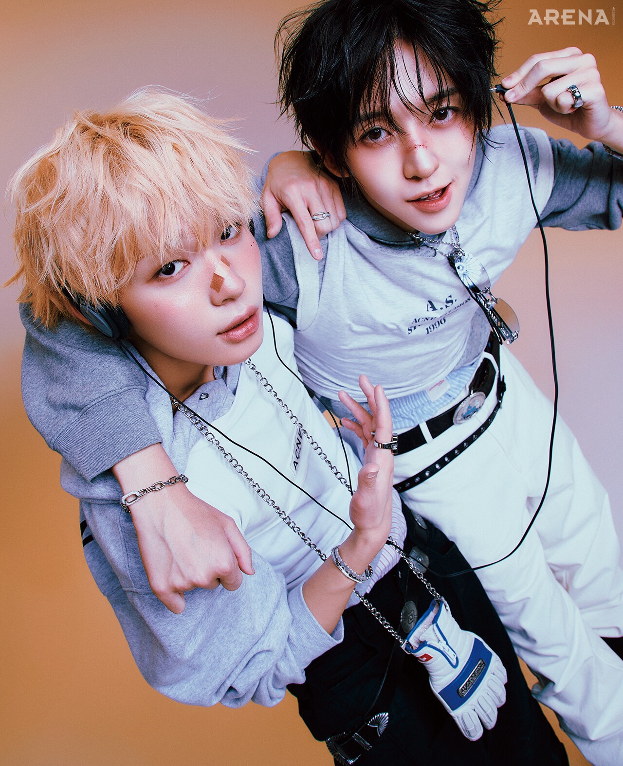 케이주 후디 호간, 팬츠 어나더유스, 브리프 문선, 실버 뱅글 오젤, 큐빅 뱅글 스와로브스키, 오른손 링 모두 센티멍, 왼손 중지 링 다니엘 웰링턴, 글러브 모티브 백 벨앤누보, 슬리브리스 톱·벨트 모두 스타일리스트 소장품. 동현 후디 아크네 스튜디오, 브리프 문선, 팬츠 디스이즈네버댓, 안경 젠틀몬스터, 큐빅 네크리스 티링제이, 실버 네크리스·왼손 링 모두 로스트 인 에코, 왼손 테니스 체인 브레이슬릿 센티멍, 오른손 브레이슬릿 다니엘 웰링턴, 웨스턴 벨트 옴니피플, 아일릿 벨트 스타일리스트 소장품. 