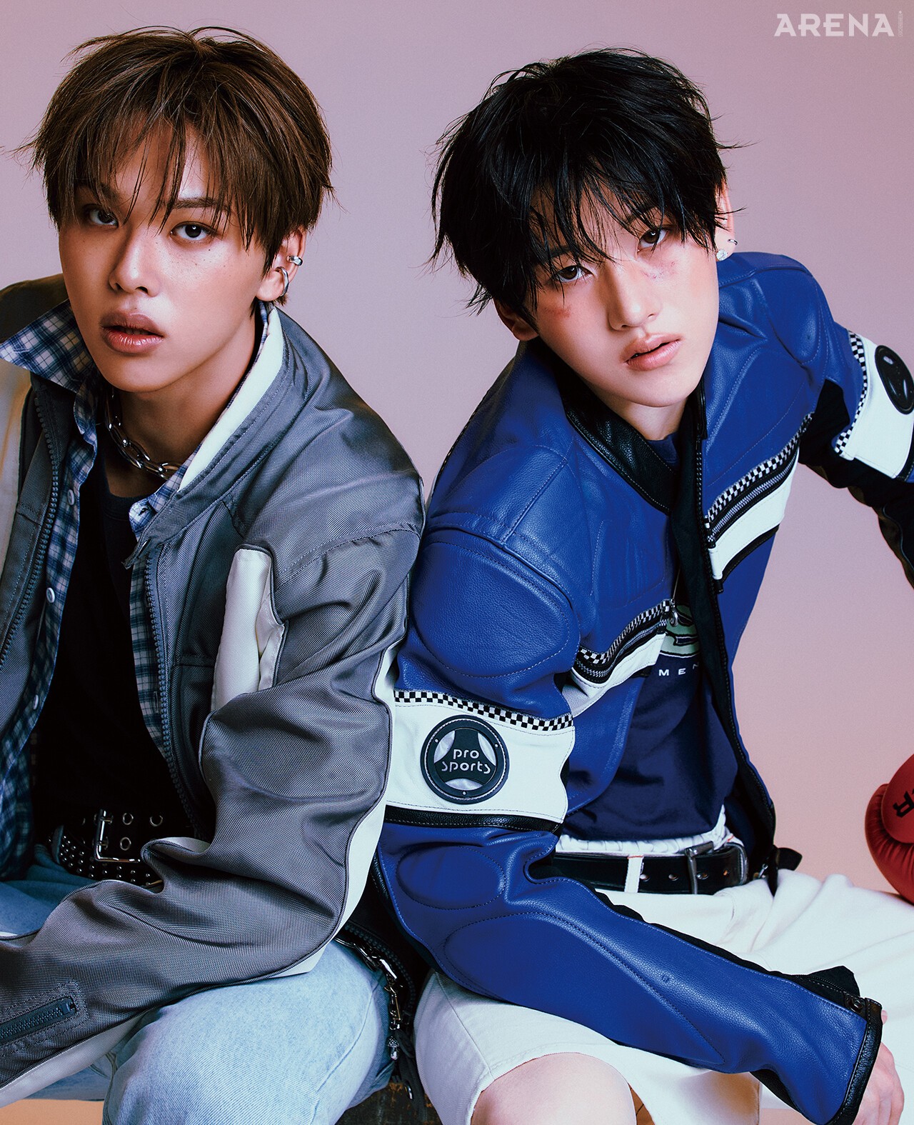 아마루 재킷·이너 톱·네크리스 모두 디젤, 셔츠 플랙, 팬츠·벨트·이어 커프 모두 스타일리스트 소장품. 계훈 재킷 옴니피플, 이너 톱·팬츠 모두 예스아이씨, 브리프 문선, 벨트·이어링 모두 스타일리스트 소장품. 