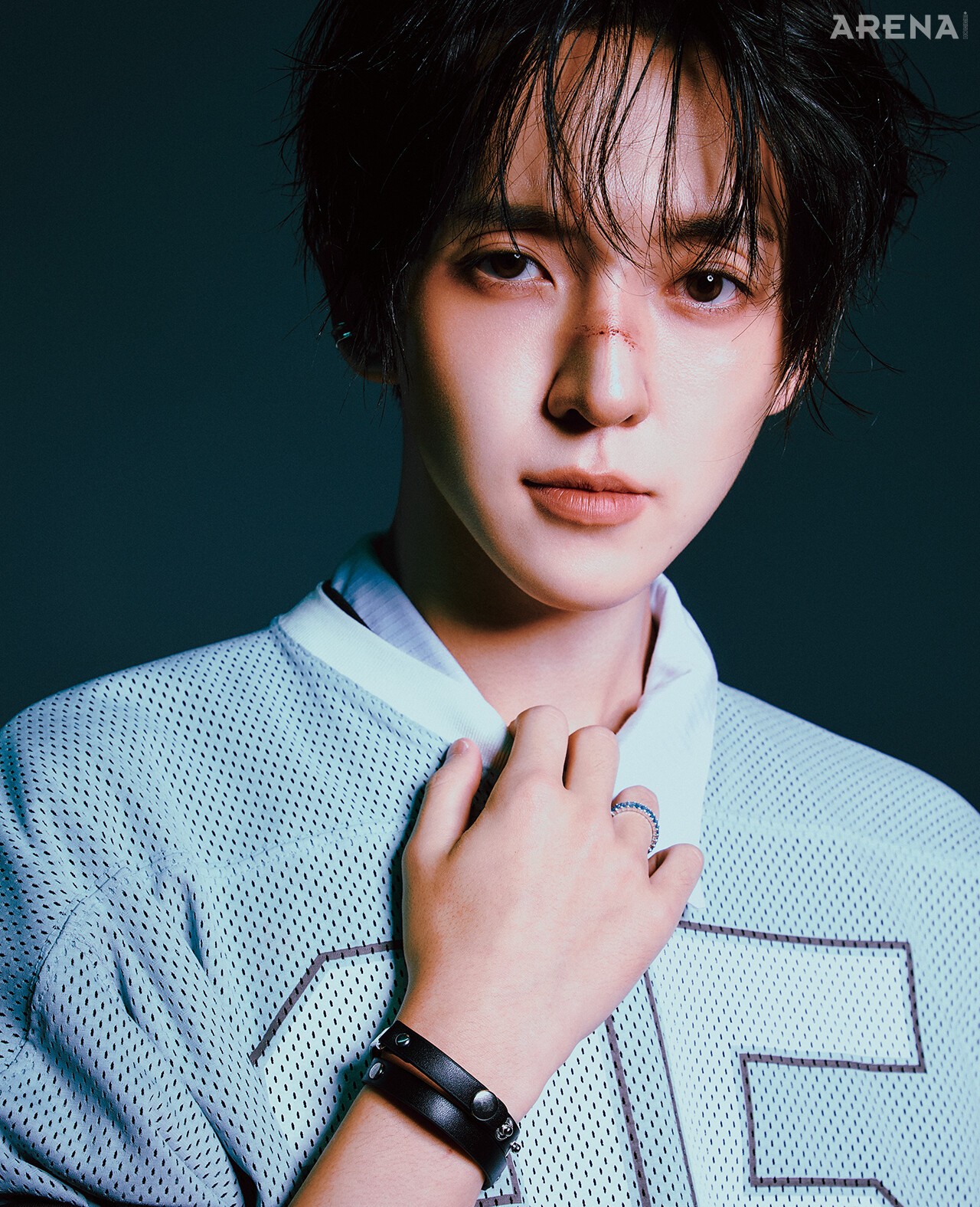 동현 톱 로어스, 레더 브레이슬릿 블랙퍼플, 셔츠·이어 커프·링 모두 스타일리스트 소장품. 