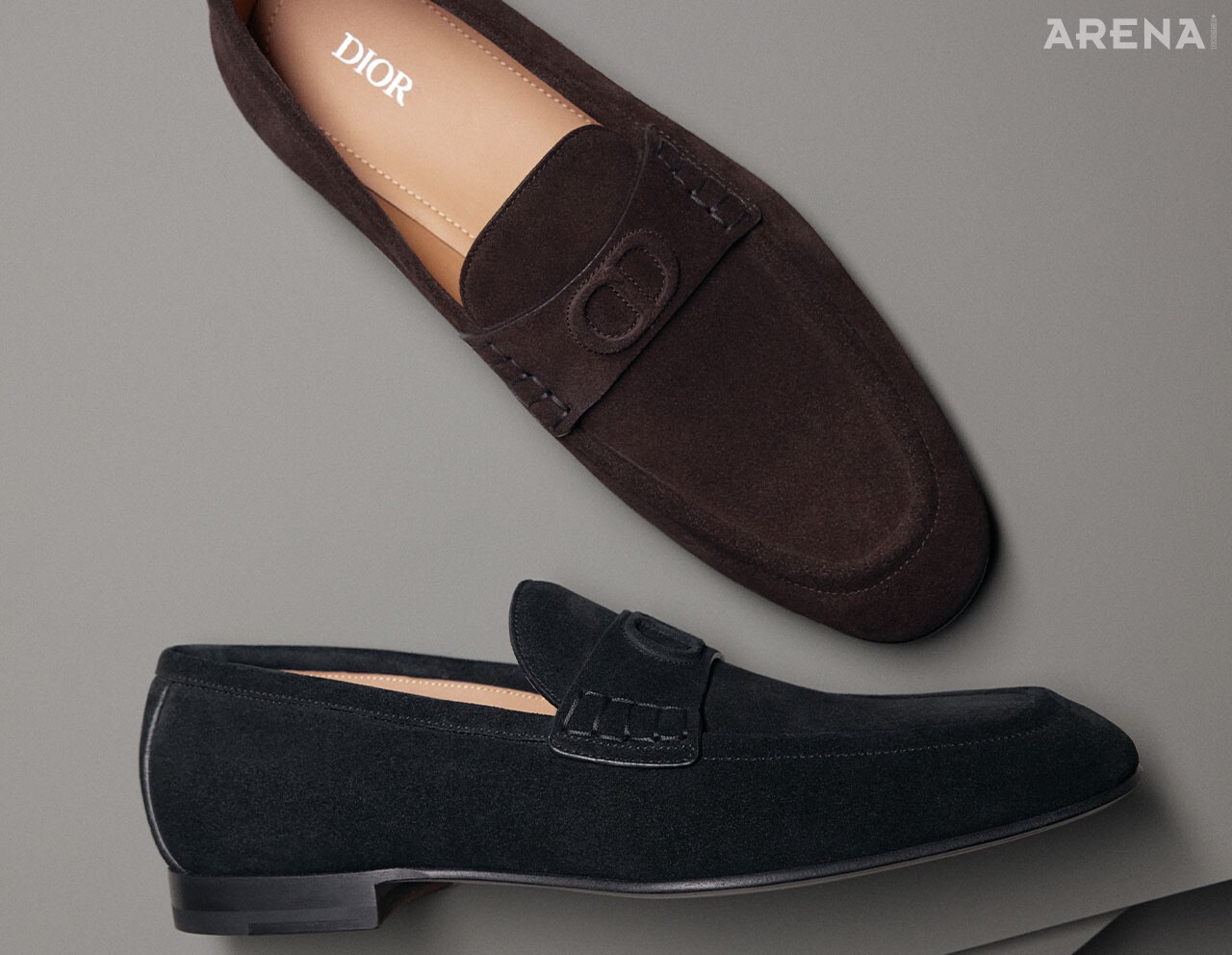 (위부터) CD 아이콘 밴드 장식 브라운 스웨이드 디올 타임리스 플렉스 로퍼·CD 아이콘 밴드 장식 블랙 스웨이드 디올 타임리스 플렉스 로퍼 모두 가격미정 디올 맨 제품.