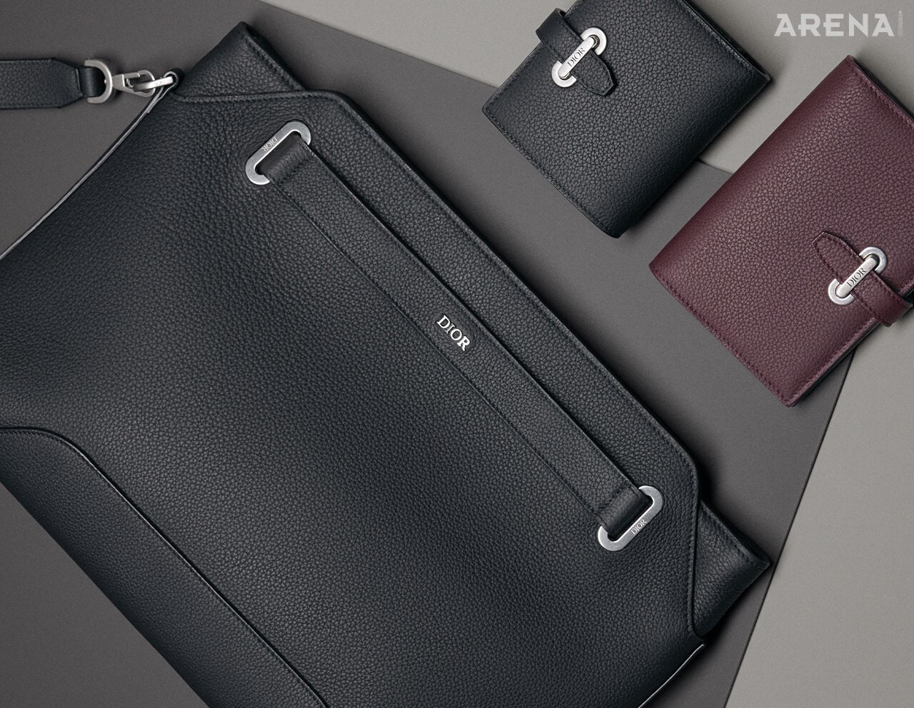 (왼쪽부터 시계 방향으로) 아이콘 레더의 디올 노르망디 미디엄 토트백·블랙 아이콘 레더의 디올 노르망디 버티컬 바이폴드 카드 홀더·버건디 아이콘 레더의 디올 노르망디 패스포트 커버 모두 가격미정 디올 맨 제품.