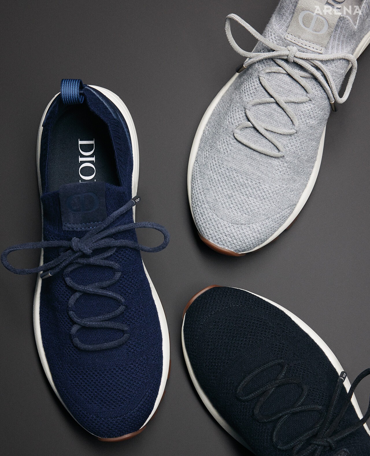 (왼쪽부터 시계 방향으로) 톤 워프 까나쥬 모티브 네이비 캐시미어와 스웨이드 소재 B80 라운지 러너 스니커즈·톤 워프 까나쥬 모티브 그레이 캐시미어와 스웨이드 소재 B80 라운지 러너 스니커즈·톤 워프 까나쥬 모티브 블랙 캐시미어와 스웨이드 소재 B80 라운지 러너 스니커즈 모두 가격미정 디올 맨 제품.