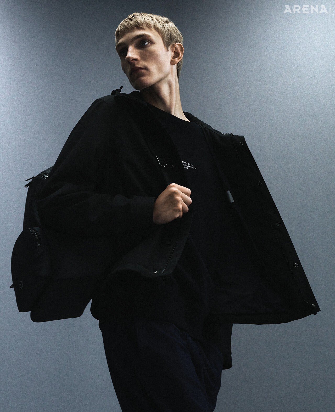 테크니컬 패브릭 크리스챤 디올 쿠튀르 후드 재킷·레귤러 핏 머서라이즈 코튼 저지 디올 몽테뉴 티셔츠·CD 아이콘 임브로이더리 코튼 개버딘 테일러드 트랙 팬츠·카프스킨 CD 아이콘 백팩 모두 가격미정 디올 맨 제품.