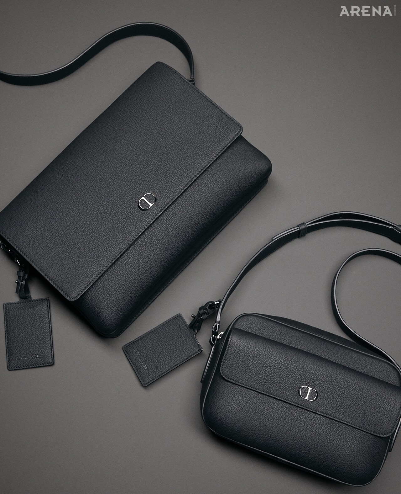 (왼쪽부터) 카프스킨 소재 CD 아이콘 메신저백·카프스킨 소재 CD 아이콘 지퍼 메신저백 모두 가격미정 디올 맨 제품.