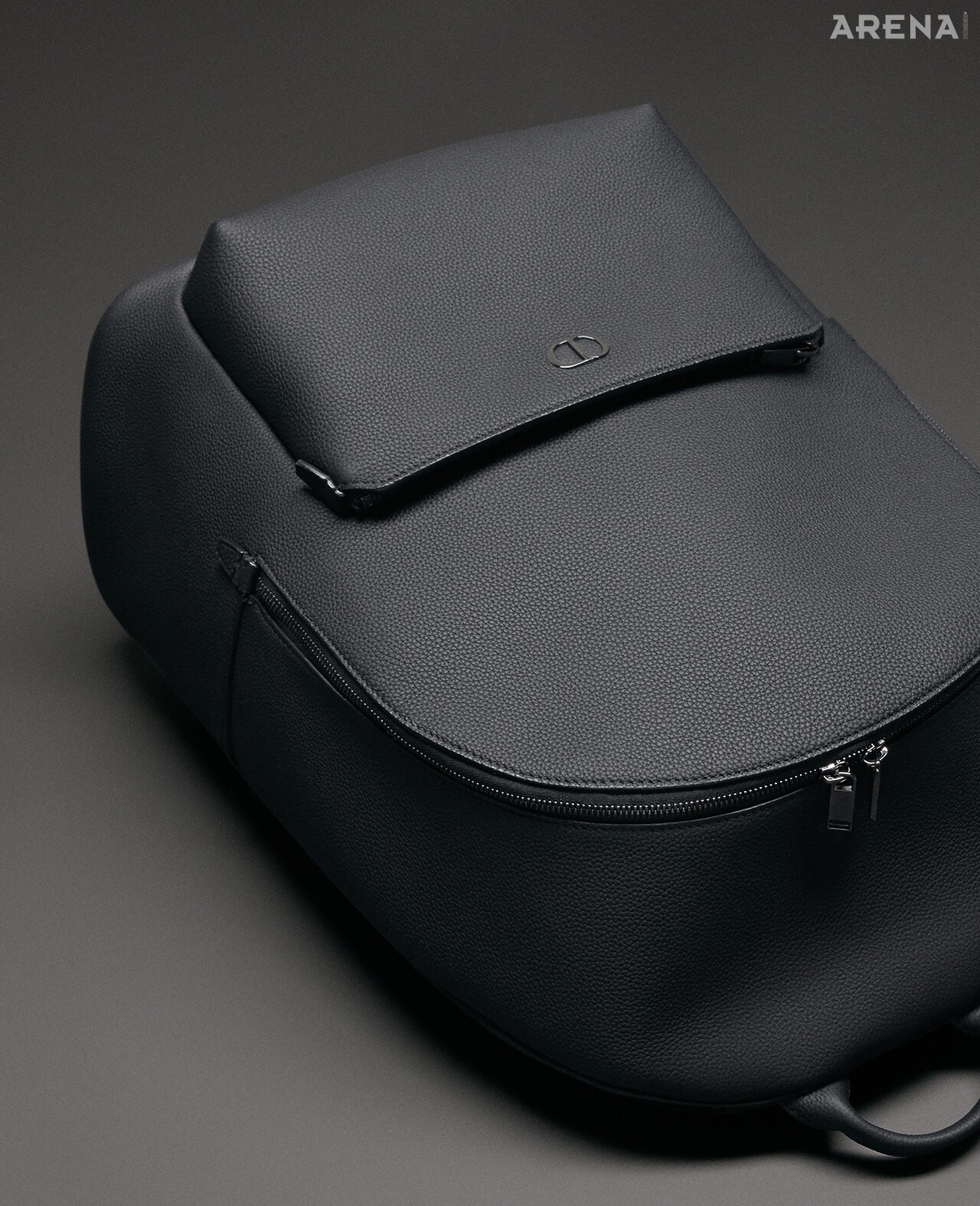 카프스킨 소재 CD 아이콘 백팩 가격미정 디올 맨 제품.