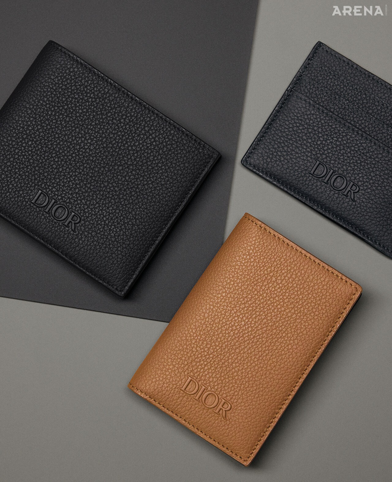 (왼쪽부터 시계 방향으로) 디올 아이콘 레더의 프리베 바이폴드 월렛·디올 아이콘 레더의 프리베 카드 홀더·디올 아이콘 레더의 프리베 바이폴드 카드 홀더 모두 가격미정 디올 맨 제품.