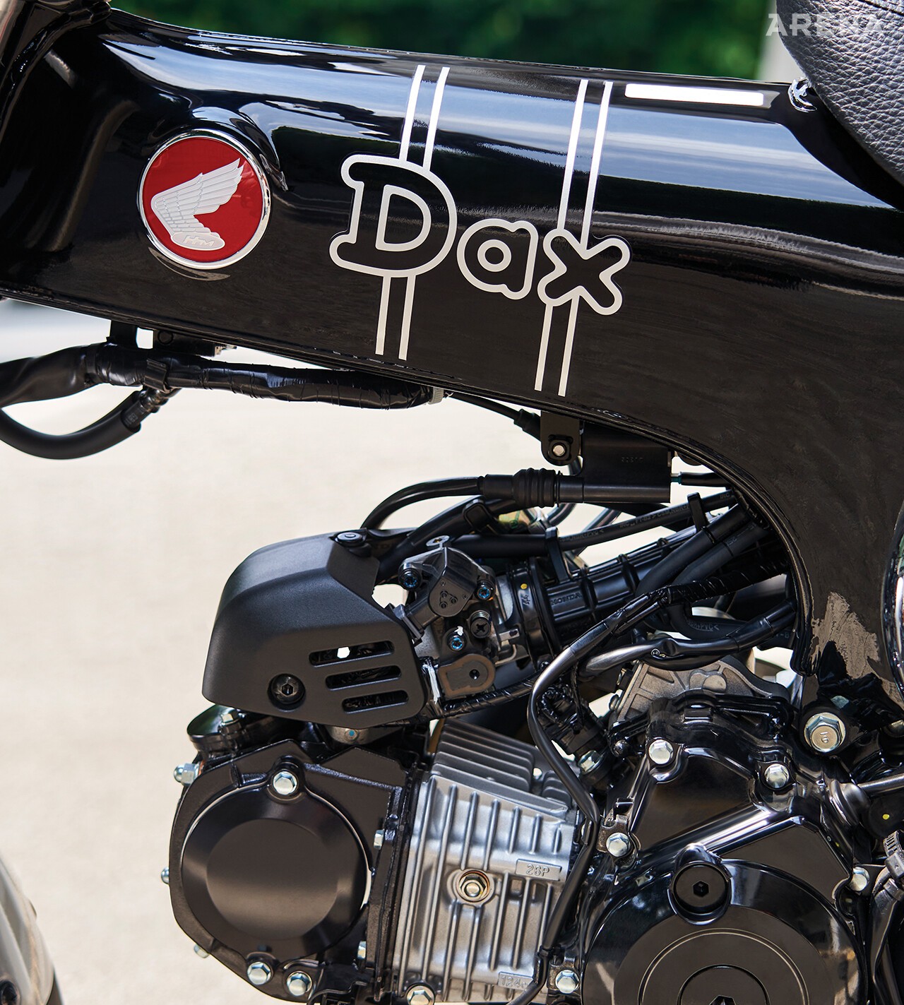 T자 프레임과 노출된 엔진은 간결한 매력을 더한다.