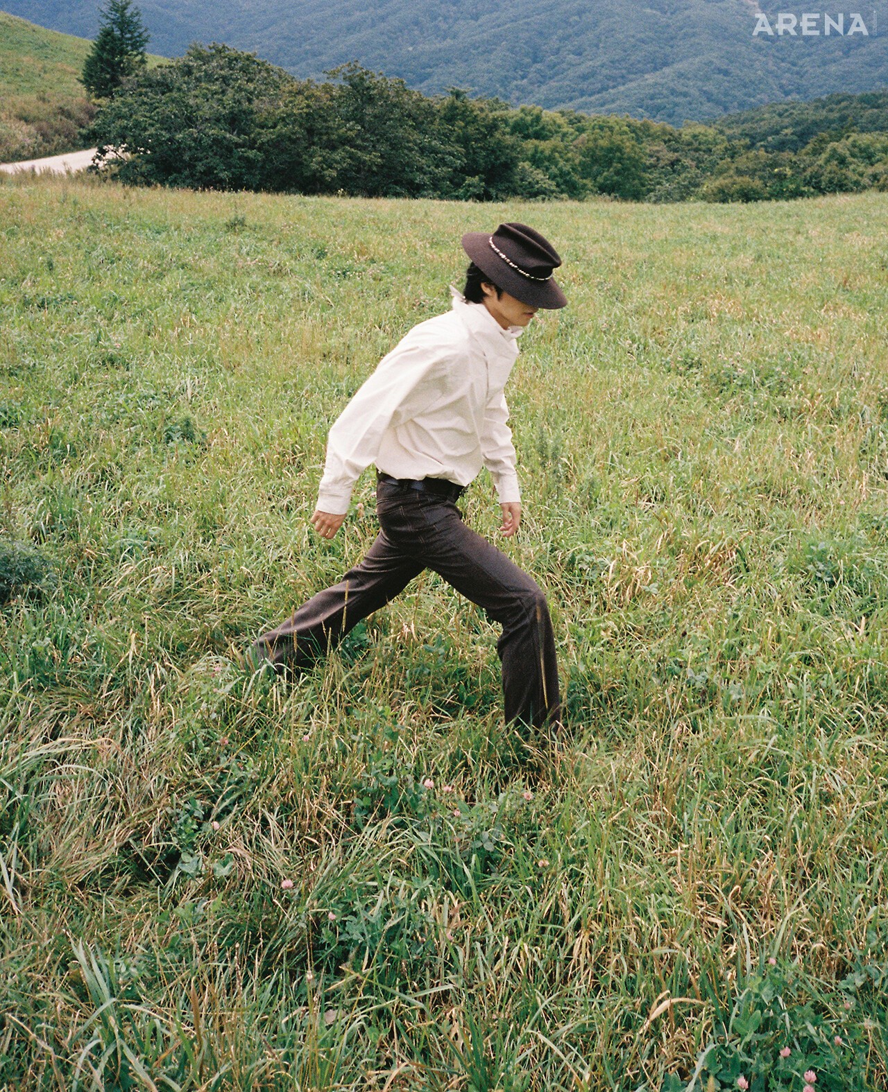 반다나 디테일 셔츠 71만9000원 아미, 레더 팬츠 504만원 에트로, 스터드 장식 해트 48만8000원 골든구스, 벨트 에디터 소장품.