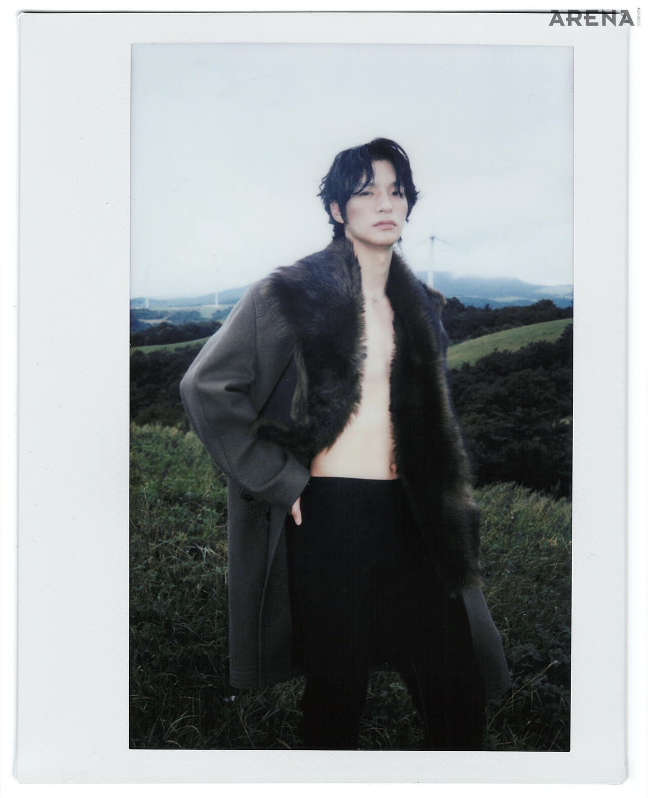 퍼 칼라가 돋보이는 싱글브레스트 코트·울 팬츠 모두 가격미정 프라다 제품.