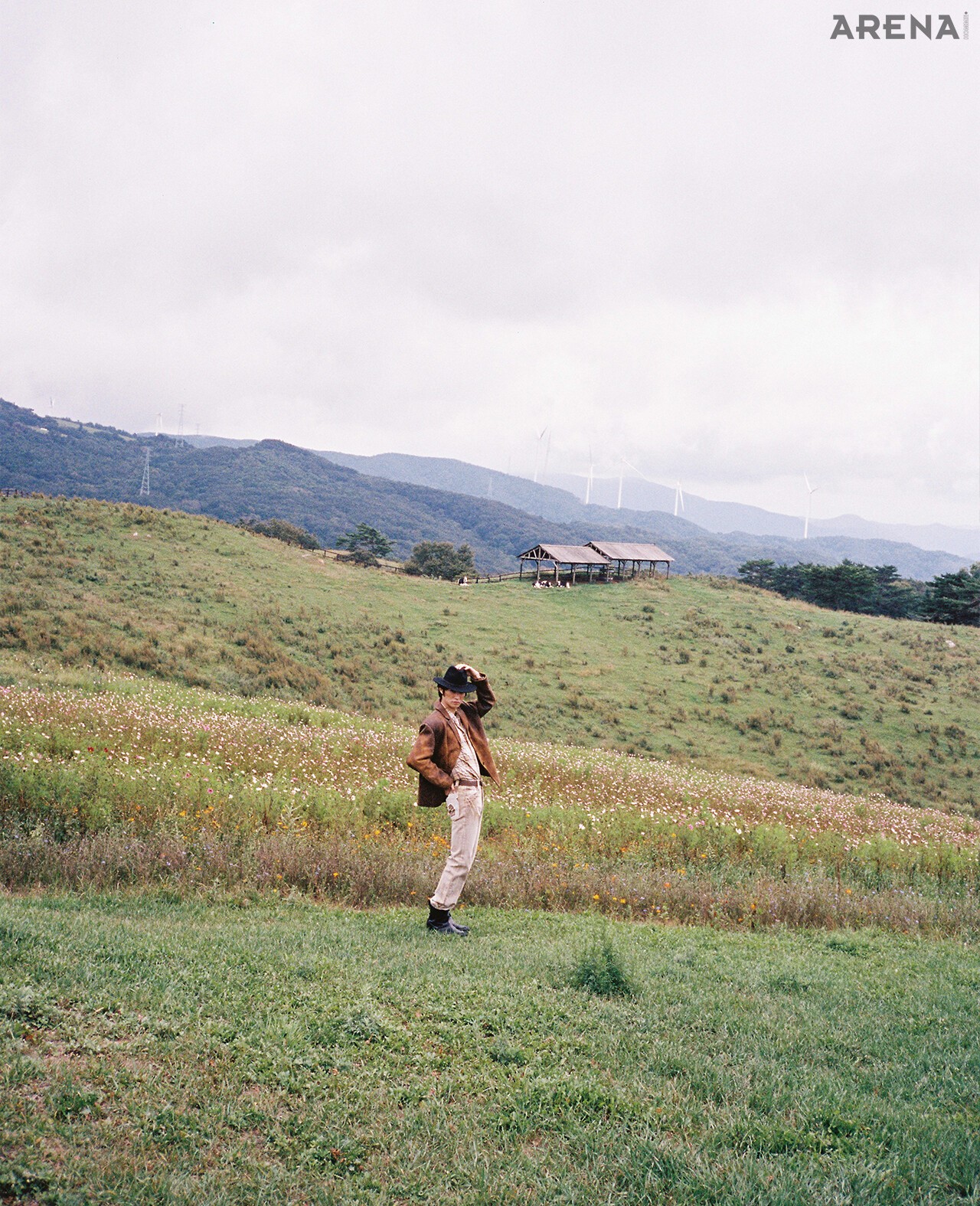 빈티지한 질감의 가죽 재킷 가격미정 미우미우, 체크 셔츠 가격미정 셀린느, 워싱 데님 팬츠 가격미정 파프제이, 페도라 해트 6만9000원대 H&M, 부츠 가격미정 스테판 쿡, 벨트 에디터 소장품.