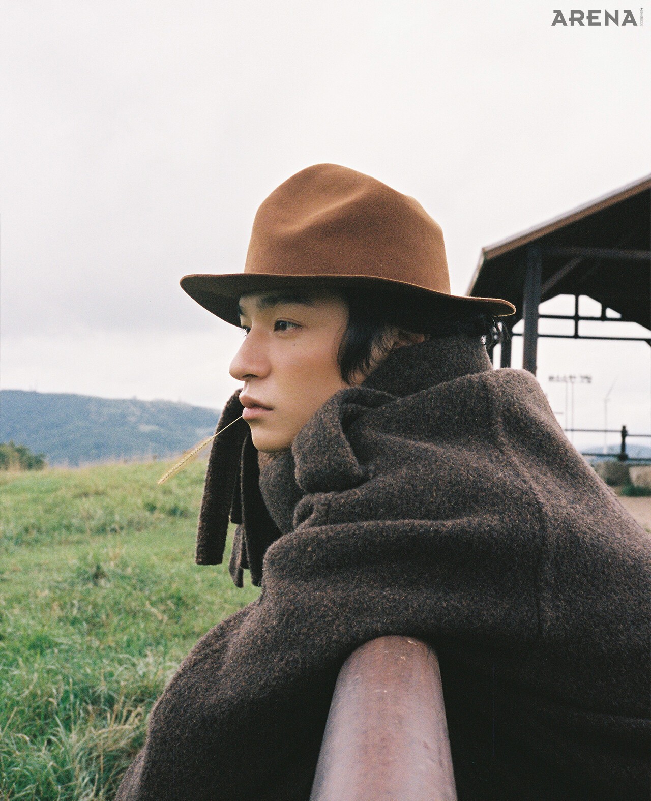 체크 머플러를 더한 울 재킷 650만원 버버리, 페도라 해트 가격미정 로로피아나 제품.