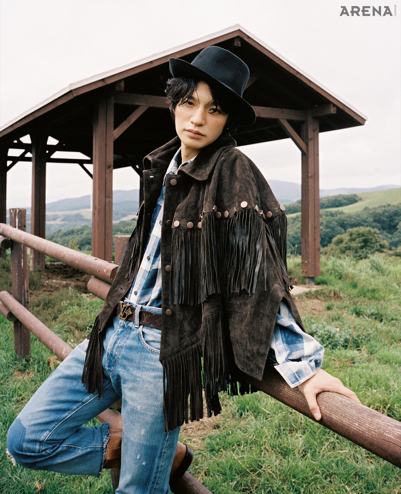 프린지 장식 판초 가격미정 H&M, 체크 셔츠 69만원 준지, 데님 팬츠 29만9000원 리바이스, 레더 부츠·페도라 해트 모두 가격미정 로로피아나, 로고 버클 벨트 가격미정 루이 비통 제품.