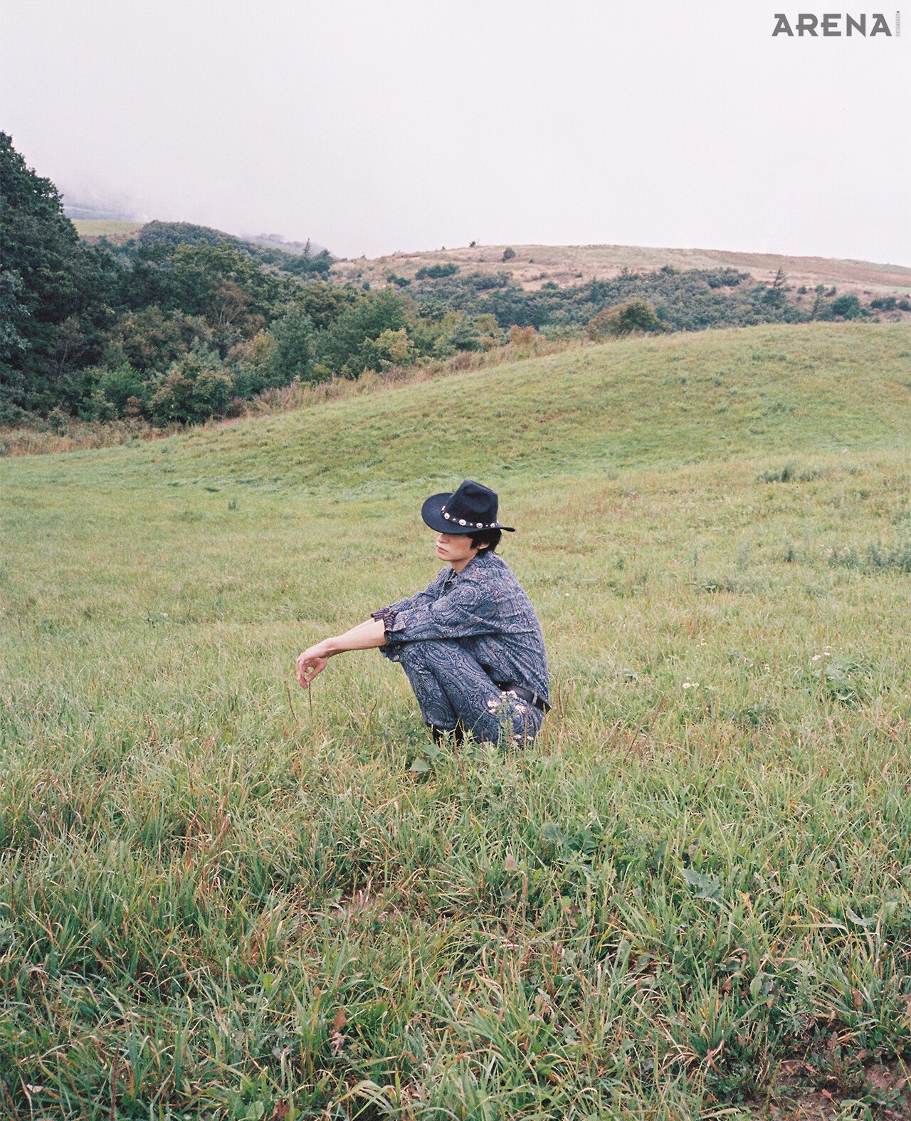 페이즐리 데님 재킷 204만원·데님 팬츠 121만원 모두 에트로, 레더 벨트 가격미정 르메르, 카우보이 해트·부츠 모두 에디터 소장품.